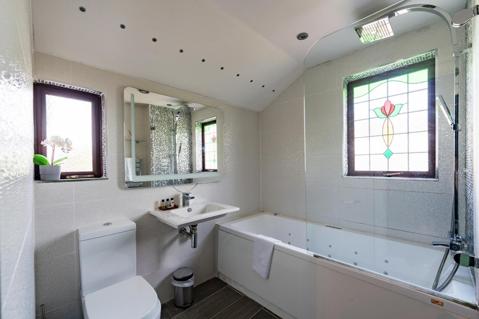 City Retreat, Spacious 4 Bed House, Games Room, Parking, Hot Tub & Bbq Кардифф Экстерьер фото