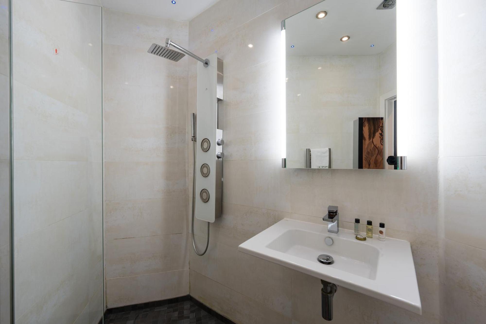 City Retreat, Spacious 4 Bed House, Games Room, Parking, Hot Tub & Bbq Кардифф Экстерьер фото