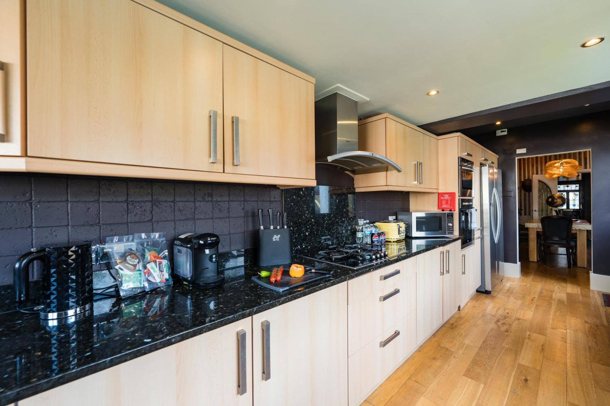 City Retreat, Spacious 4 Bed House, Games Room, Parking, Hot Tub & Bbq Кардифф Экстерьер фото