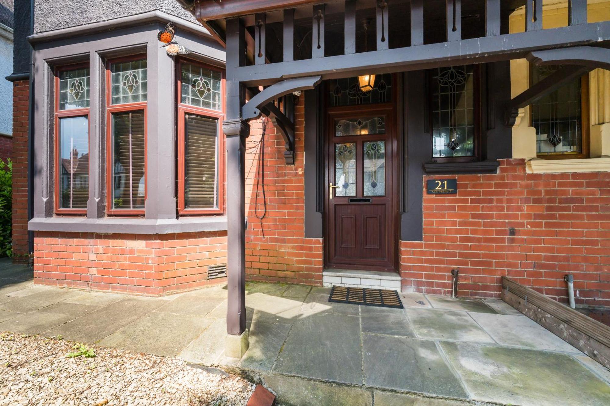 City Retreat, Spacious 4 Bed House, Games Room, Parking, Hot Tub & Bbq Кардифф Экстерьер фото